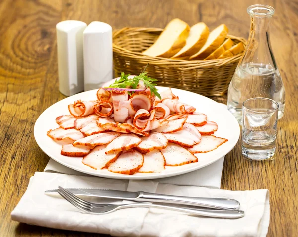 Plaat van bacon op de tafel in een restaurant — Stockfoto