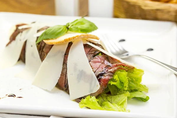 Carpaccio de carne de vaca em uma mesa em um restaurante — Fotografia de Stock