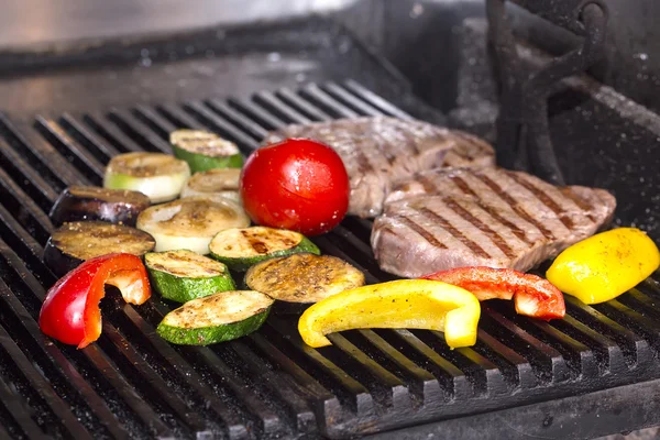 Cuisiner un steak sur le gril dans le restaurant — Photo