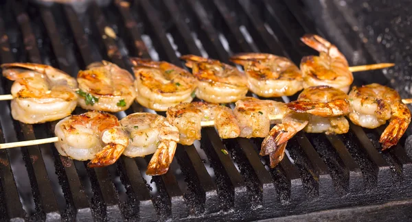 Cuisson des crevettes sur le gril dans le restaurant — Photo
