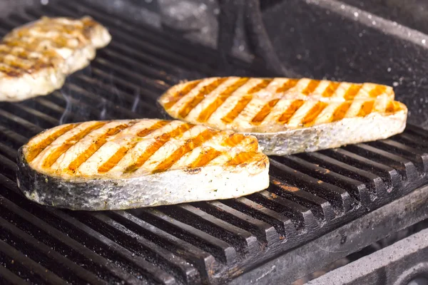 Cozinhar peixe bife de salmão grelhado — Fotografia de Stock