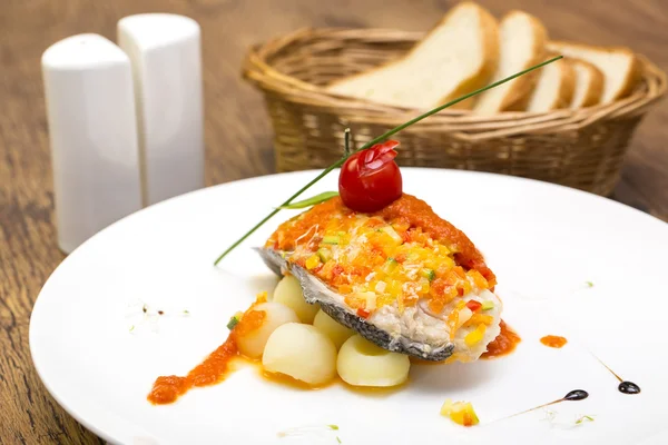 Baked fish with potatoes in tomato sauce — Stock Photo, Image