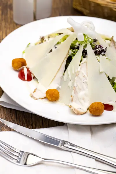 Salada Caesar na mesa em um restaurante — Fotografia de Stock