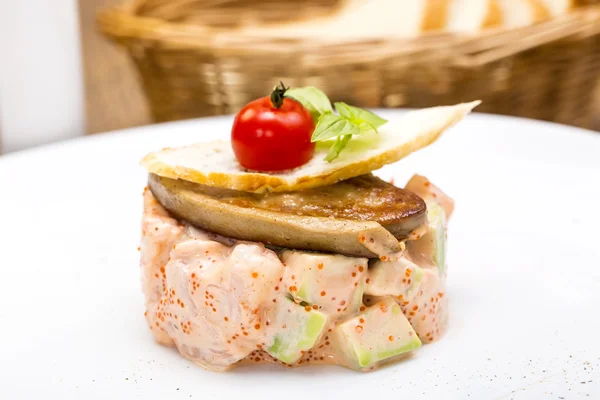 Salada, peixe e ovos decorados com verduras e tomates — Fotografia de Stock