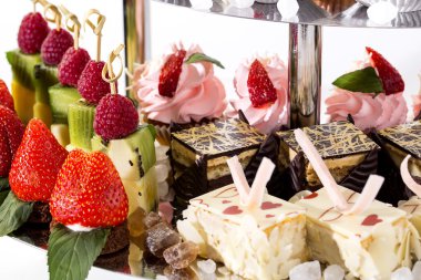 kremalı tatlı ve meyve bir restoranda bir tablo