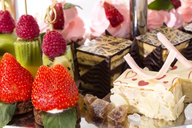 kremalı tatlı ve meyve bir restoranda bir tablo