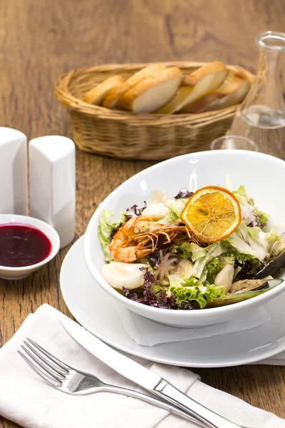 Salade met groenten en zeevruchten — Stockfoto