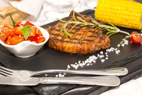 Bife grelhado com molho e verduras — Fotografia de Stock