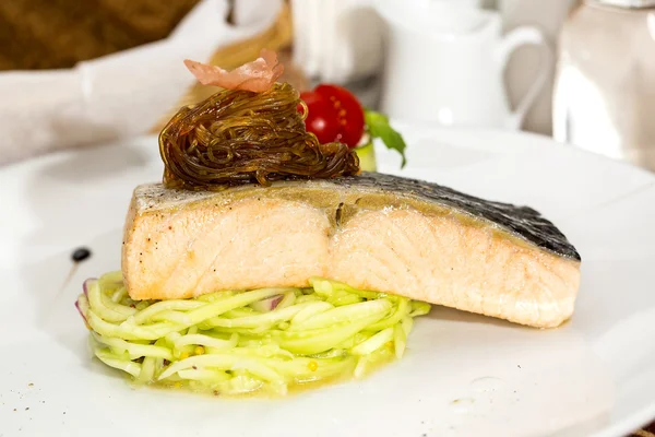 Filetto di salmone al forno con verdure in un ristorante — Foto Stock