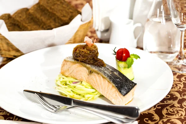 Filetto di salmone al forno con verdure in un ristorante — Foto Stock
