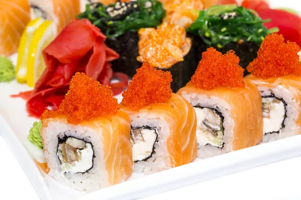 Japanische Sushi-Meeresfrüchte auf einem weißen Teller — Stockfoto