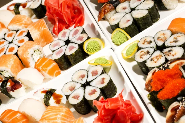 Marisco de sushi japonés en un plato blanco — Foto de Stock