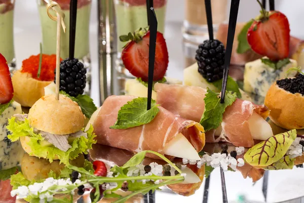 Canapé con verduras de carne y mariscos —  Fotos de Stock