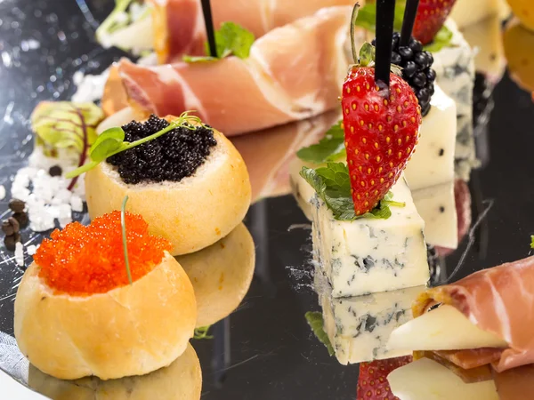 Canape mit Fleisch, Gemüse und Meeresfrüchten — Stockfoto