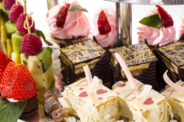 Sobremesa de creme e fruta em uma mesa em um restaurante — Fotografia de Stock