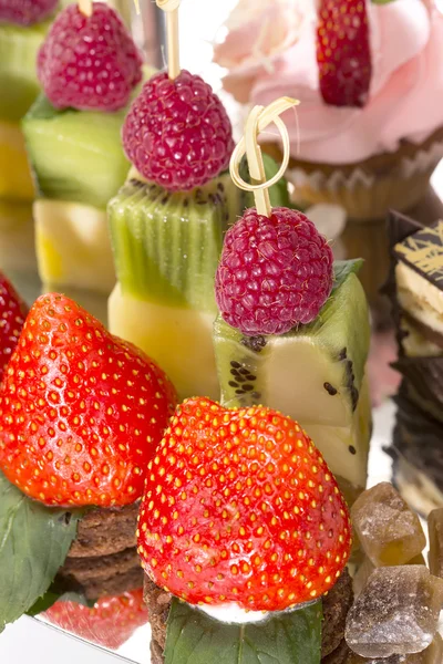 Dessert alla panna e frutta su un tavolo in un ristorante — Foto Stock