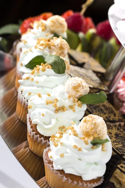 Crème dessert en fruit op een tafel in een restaurant — Stockfoto