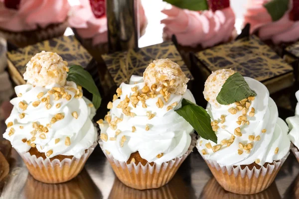 Bolo de creme em uma mesa em um restaurante — Fotografia de Stock