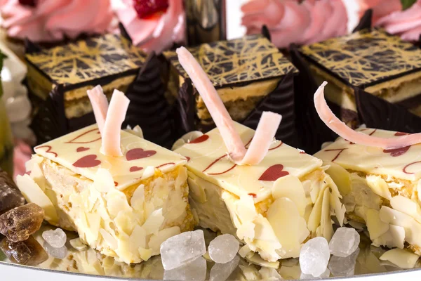 Bolo de creme em uma mesa em um restaurante — Fotografia de Stock