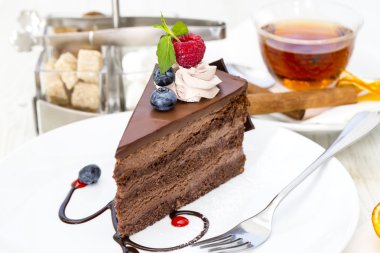 bir tabloda bir restoranda çikolatalı kek parçası