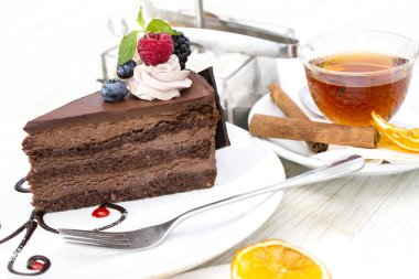 bir tabloda bir restoranda çikolatalı kek parçası