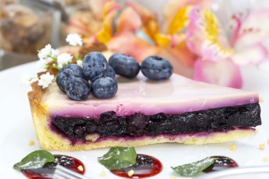 bir tabloda bir restoranda böğürtlenli turta