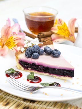 bir tabloda bir restoranda böğürtlenli turta