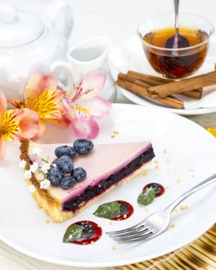 bir tabloda bir restoranda böğürtlenli turta