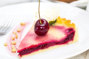 bir tabloda bir restoranda vişneli turta