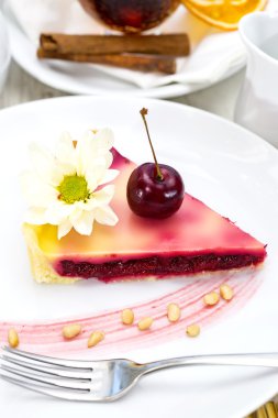 bir tabloda bir restoranda vişneli turta