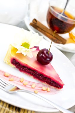 bir tabloda bir restoranda vişneli turta