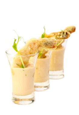 et balık ve sebzeler üzerinde beyaz bir arka plan ile kanepe