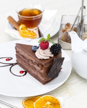 bir tabloda bir restoranda çikolatalı kek parçası