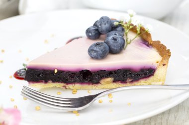 bir tabloda bir restoranda böğürtlenli turta