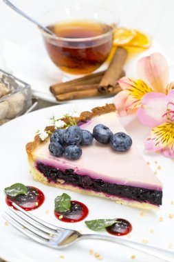 bir tabloda bir restoranda böğürtlenli turta