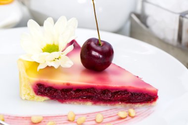 bir tabloda bir restoranda vişneli turta