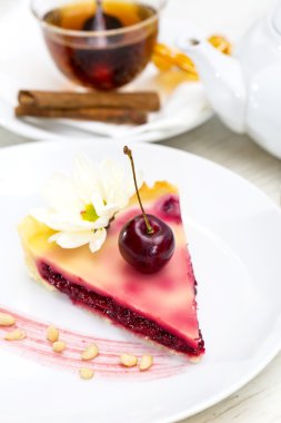 bir tabloda bir restoranda vişneli turta