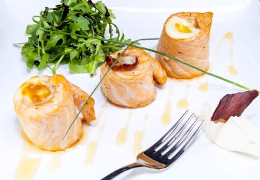 bir tabloda bir restoranda pişmiş somon böreği