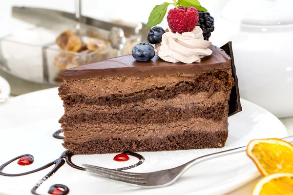 Bir tabloda bir restoranda çikolatalı kek parçası — Stok fotoğraf