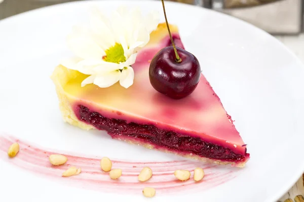 Kus třešňového koláče na stůl v restauraci — Stock fotografie