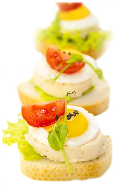 Canapé con carnes de marisco y verduras sobre fondo blanco —  Fotos de Stock