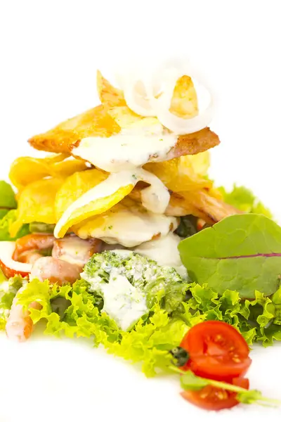 Salát s kuřecím masem a brambory na bílé desce v restauraci — Stock fotografie
