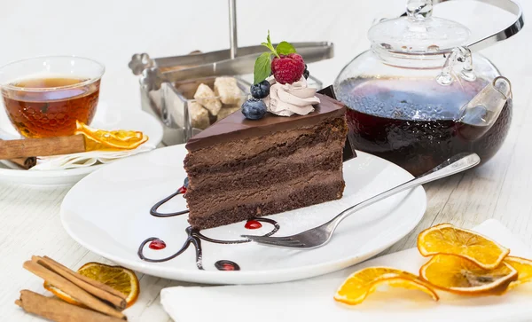 Pedaço de bolo de chocolate em uma mesa em um restaurante — Fotografia de Stock