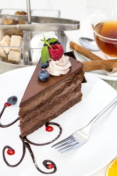 Pedazo de pastel de chocolate en una mesa en un restaurante —  Fotos de Stock