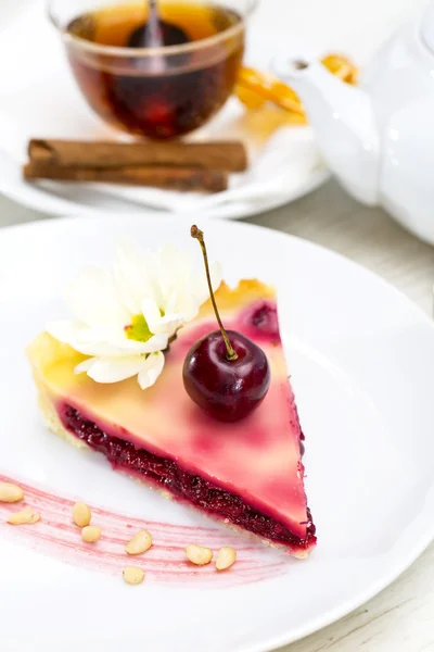 Bit av cherry pie på ett bord på en restaurang — Stockfoto