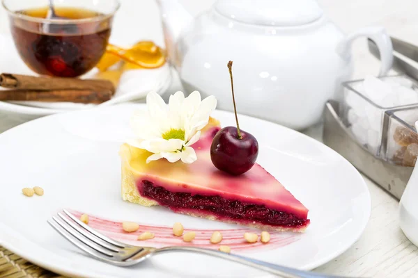 Stuk van cherry pie op een tafel in een restaurant — Stockfoto