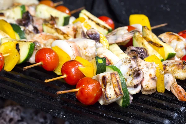 Spieße vom Grillen von Meeresfrüchten — Stockfoto