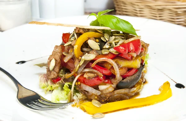 Salat mit Gemüse und Fleisch — Stockfoto