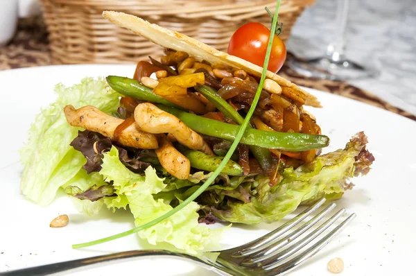 Salada com legumes e carne em um fundo branco no restaurante — Fotografia de Stock