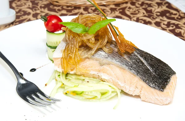 Filetto di salmone al forno con verdure in un ristorante — Foto Stock